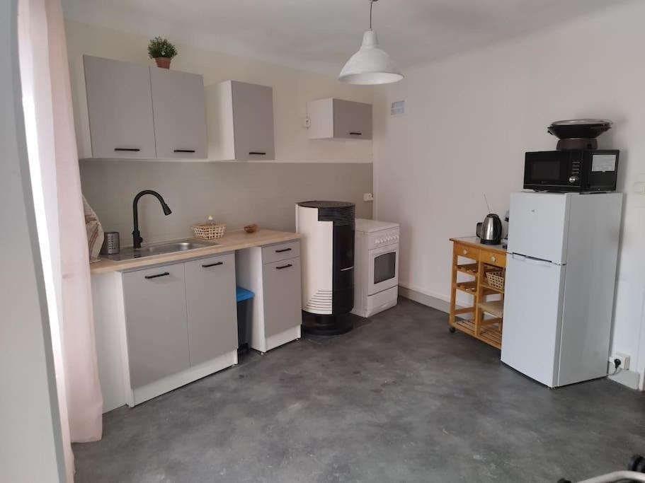 Jolie Maison De Bourg Tout Equipee 10Km D'Ambert Saint-Amant-Roche-Savine 외부 사진